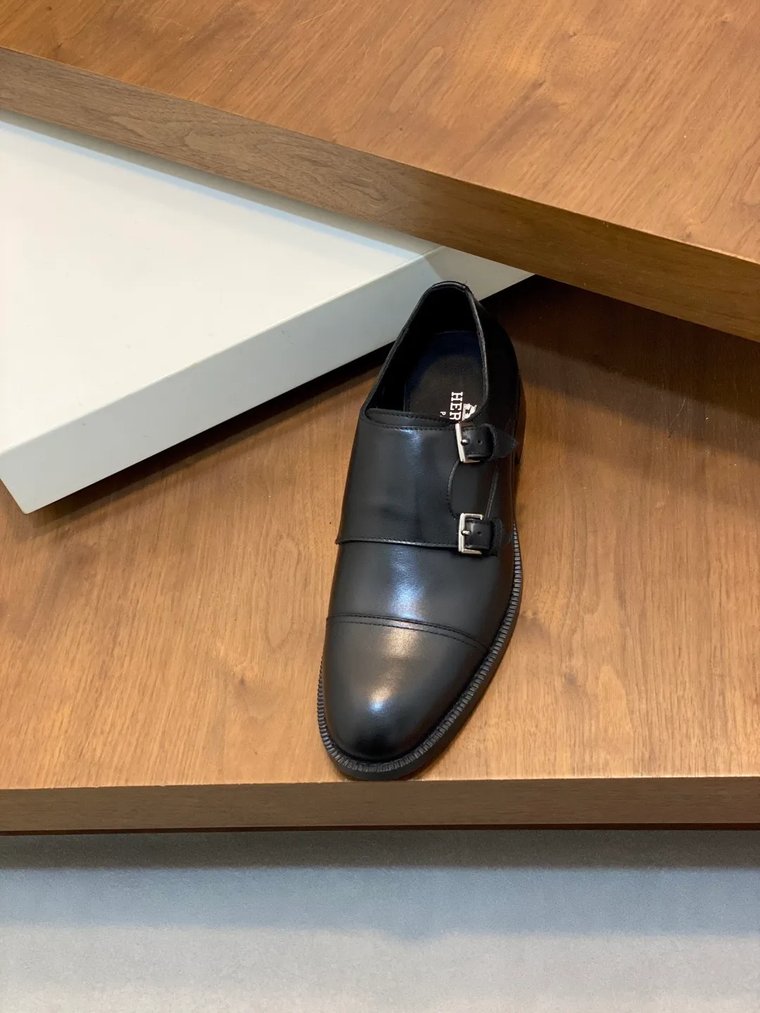 Men's shoes 💰780 HERMES/Hermès GAME slip-on loafers. These loafers are made of matte frosted calfskin. They are equipped with functional Kelly shoe buckles to easily create a fashionable urban style. They are equipped with genuine leather welts and lightweight grooved rubber foam outsole. They have genuine calfskin lining and silk-screen logo feet. They are slip-on design. They are novel and fashionable, with a handsome upper. Comes with a dust bag in the original box! Size: 39-40-41-42-43-44 standard leather shoe size (38/45 can be customized but does not support returns)